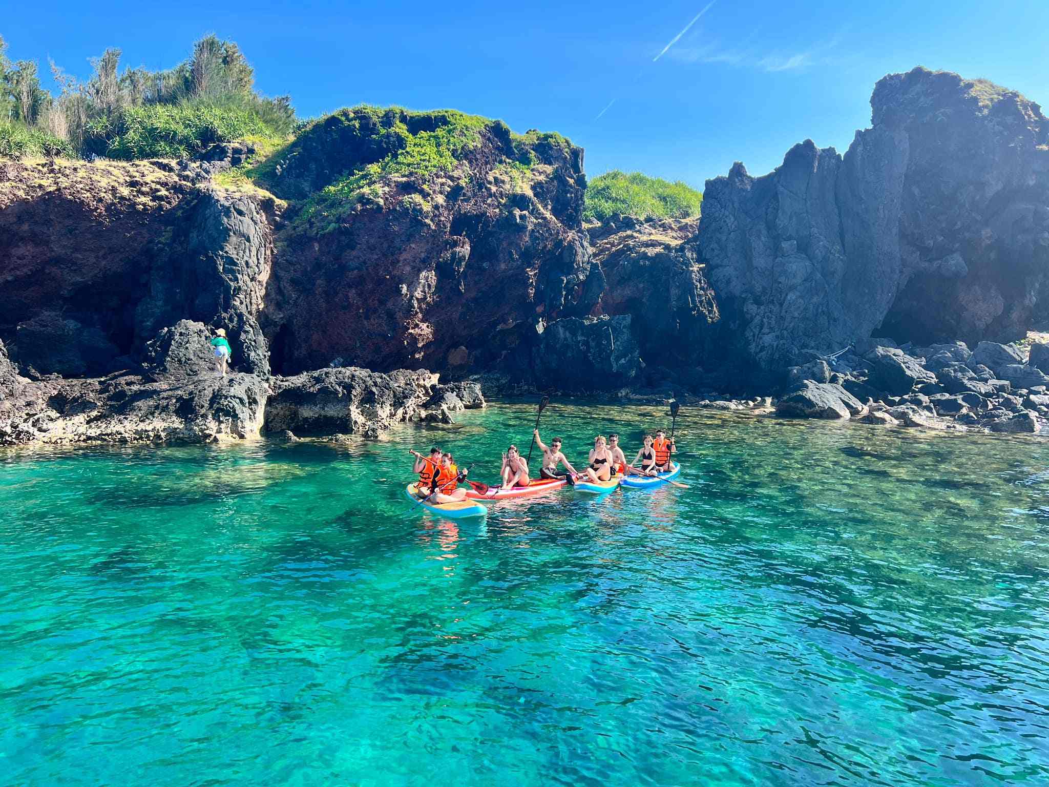 Chèo SUP Hòn Tranh khi du lịch đảo Phú Quý