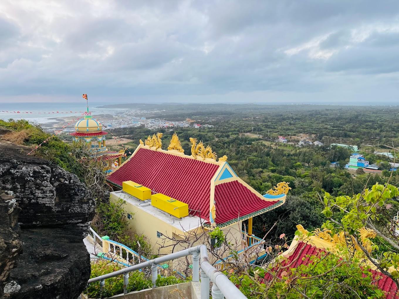 Địa điểm du lịch đảo Phú Quý chùa Linh Sơn